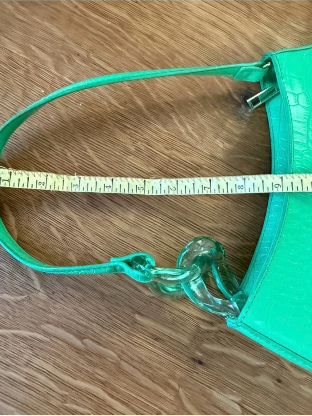 Croc-Embossed Green Shoulder Bag with Sculpted Chain Accent - Picture 11 of 12